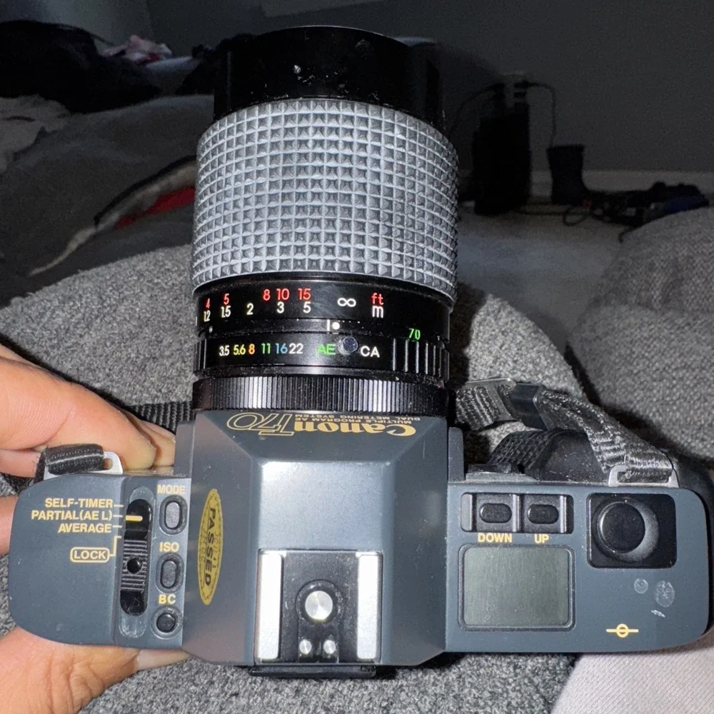 Canon T70 35mm Film Camera W/ Quantary f =‎ 28-70mm 1:3.5-4.5 MC Auto Zoom Lens